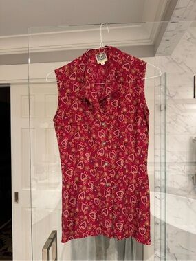 Red Heart Print Sleeveless Shirt
